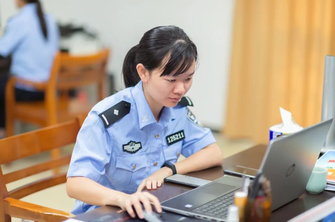 平远县公安局指挥中心民警02陈玮钰三十多年里,我和