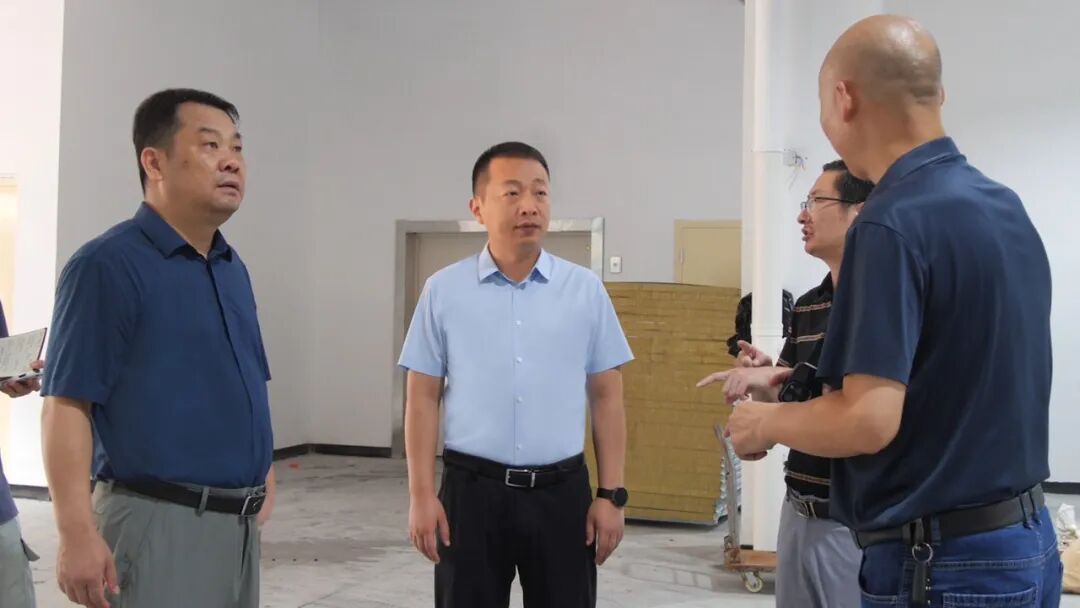 陈栋在经济开发区调研时要求:破痛点攻难点疏堵点,加快推进电子信息