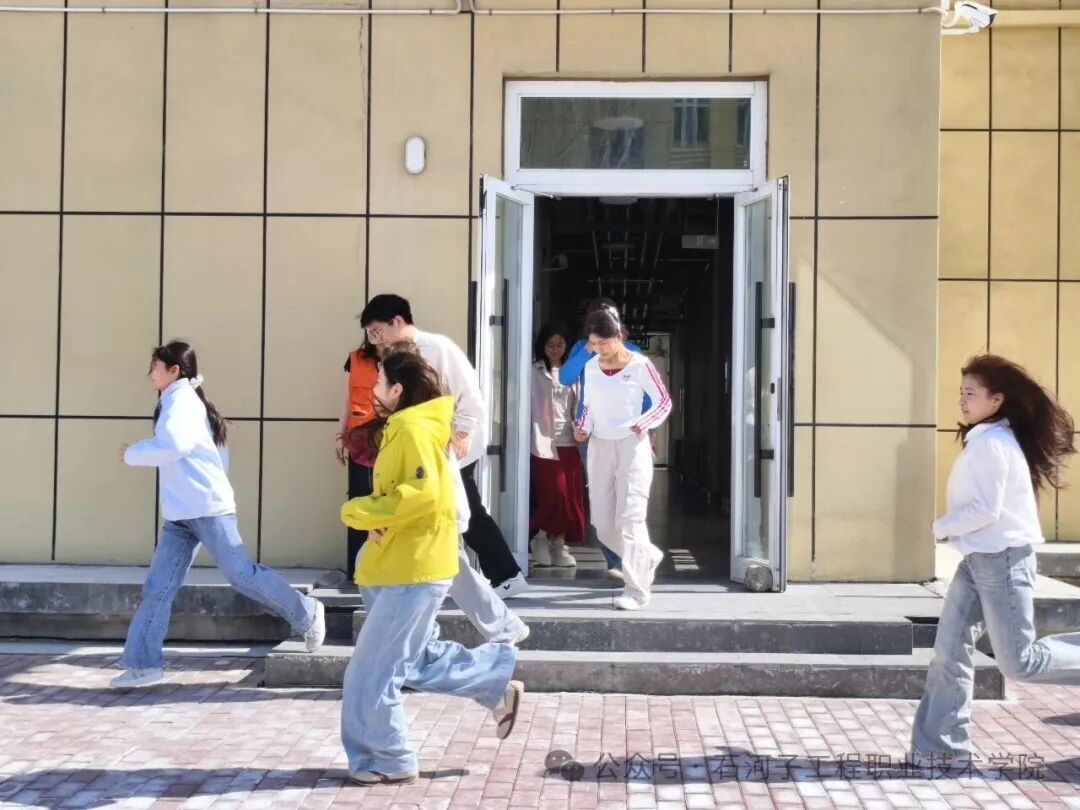 应急有方，临“震”不慌 | 我院人文社科系开展2026年春季学期地震应急疏散演练