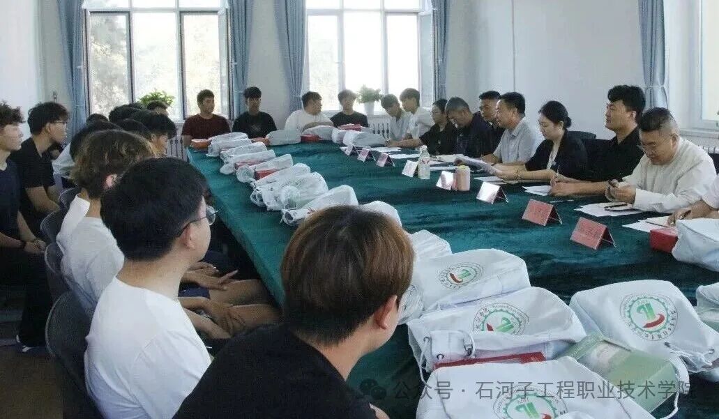 月圆迎新生 绿茵启新程丨通识学院开展中秋师生座谈会