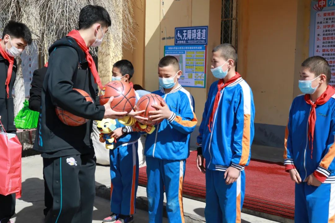 走进小东沟小学 新疆广汇职业篮球俱乐部公益校园行
