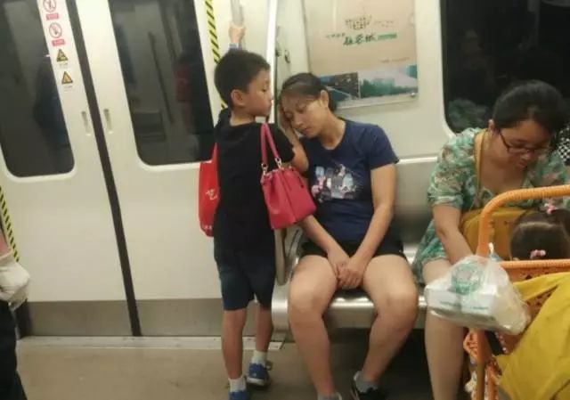 同一天，天津地鐵上2張偷拍照被熱議：父母就是孩子的起跑線！ 未分類 第27張