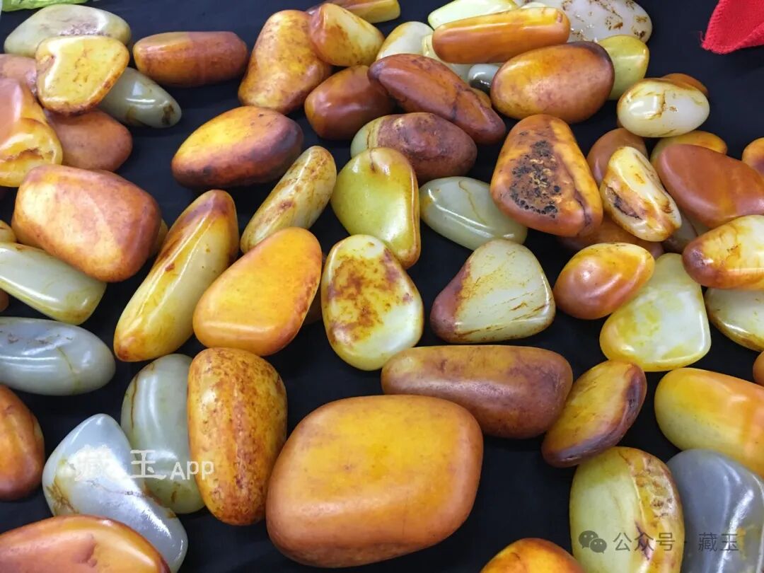 两个顶级黄玉一个460万一个575万