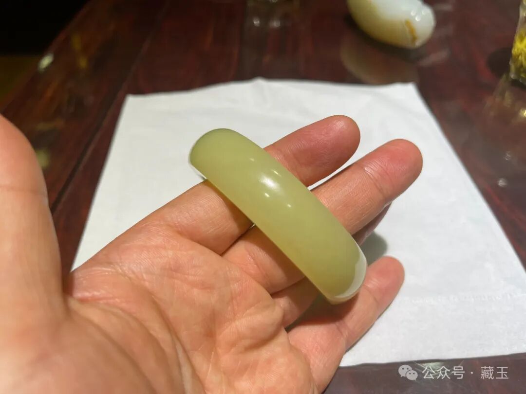 这个黄玉手镯,要卖100万!