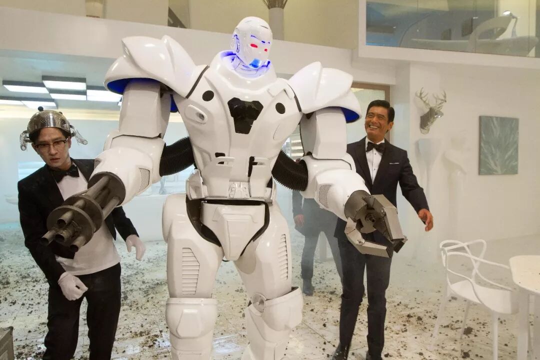 图为电影《澳门风云2》剧照 傻强是一个机器人管家