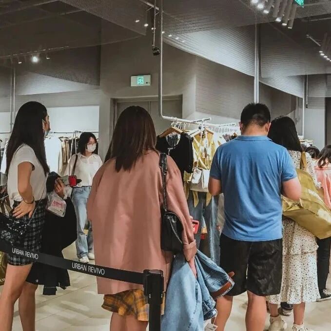 在优衣库试衣间，女网红脱了半小时的裤子？