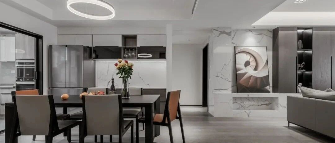 180m²现代简约风大平层，以空间感与材质彰显大宅气质！