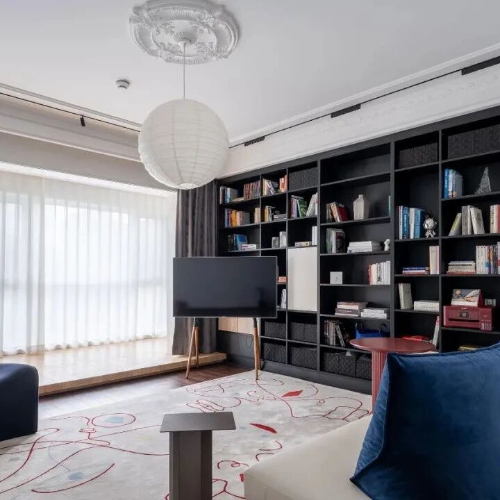 机长先生与教师小姐的150㎡优雅住宅，克莱因蓝、勃艮第红的融入，让空间更活泼、明艳！