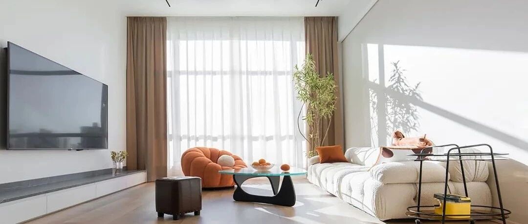 90㎡极简两居，斜坡吊顶+奶油色，打造阳光无敌的家！