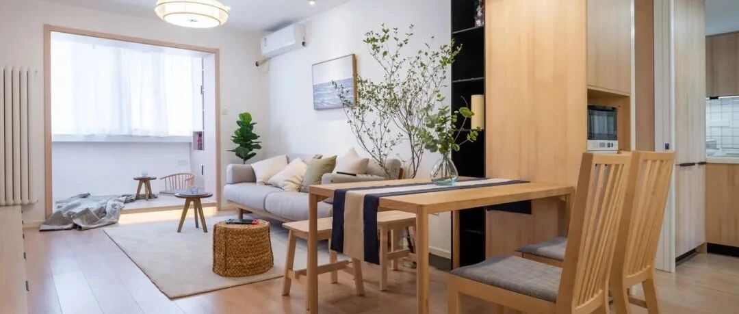 65㎡简约日式两居，设计师竟用小小一面墙，“装下”了冰箱+洗衣机+多功能房！