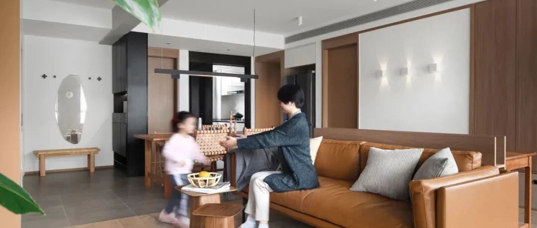 140㎡简约温馨亲子美宅，大量的原木色与原始的混泥土的运用，远离喧嚣、亲近自然~