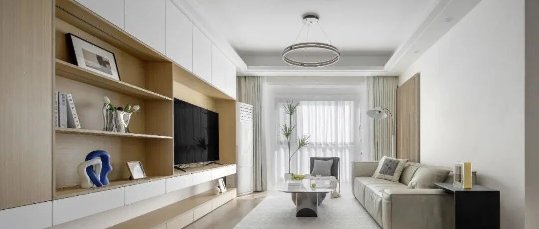 简约中的自然舒适，白与木的融合碰撞，在纯粹中体现家的高级感