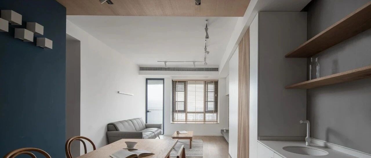 80㎡自然简约风两居学区房，从玄关延伸到客厅飘窗的定制柜,收纳力超强！