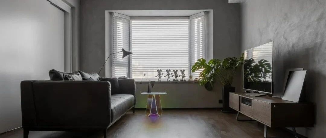 108㎡黑白灰调简约风两居，微暗中处处弥漫着质朴原生的高级感