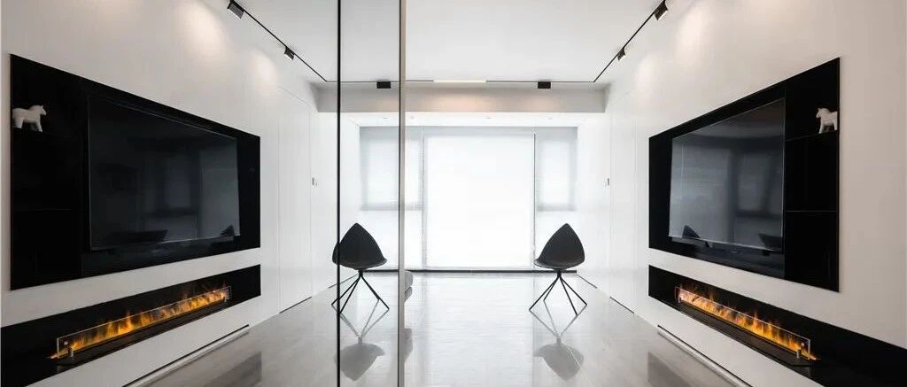 77㎡两居室装出大平层既视感！黑白极简，光就是她家最美的装饰！