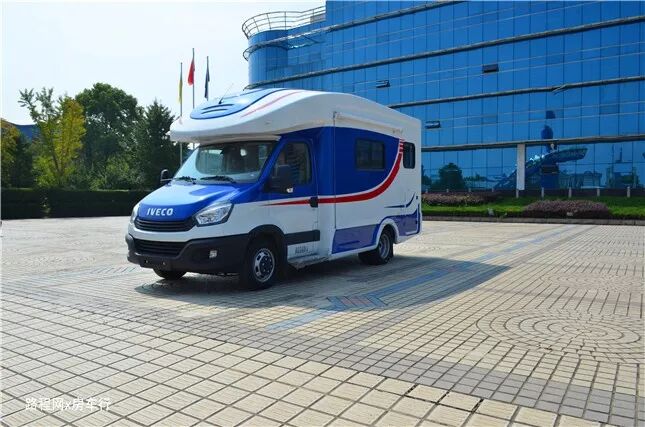 房车车身尺寸为5995x2460x2945mm,轴距3300mm,核载6人,上蓝牌,c照可开