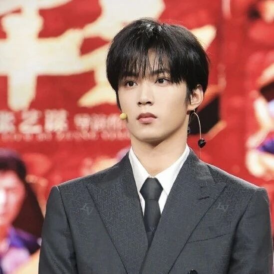 刘耀文被曝恋上27岁女星,两人合作《第二十条》,公司态度强硬