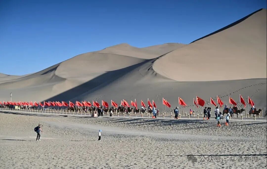 鸣沙山月牙泉景区骆驼排成长队 来源：受访者供图