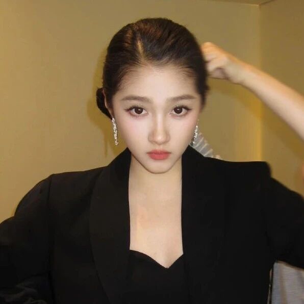 关晓彤红毯鲨疯了!全黑礼服+网纱裙摆+礼帽,复古大女主既视感!