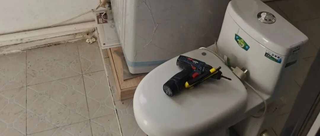 【南汇新闻】宣桥一出租屋的阳台变卫生间……