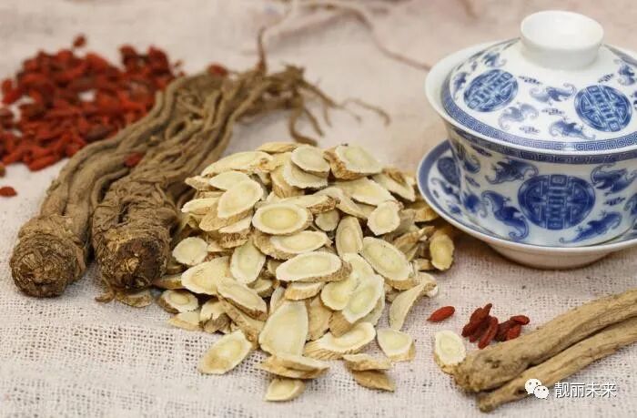 ​黄芪加2味中草药，煲水代茶喝，养胃补气，还能升举阳气