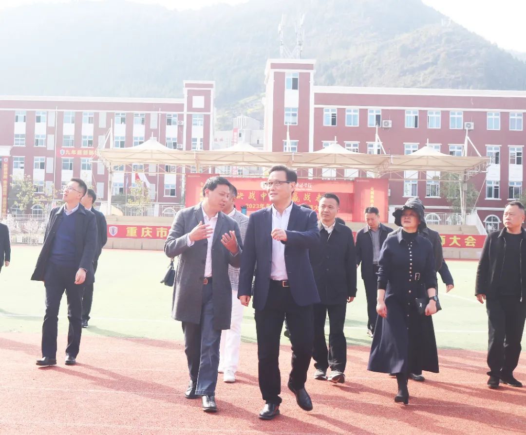 石柱县委书记张华、县长郭小萍等一行来我校考察