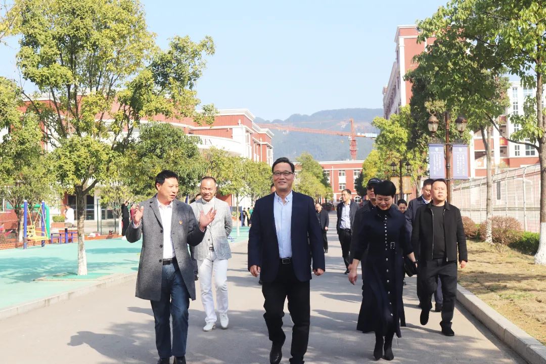 石柱县委书记张华、县长郭小萍等一行来我校考察