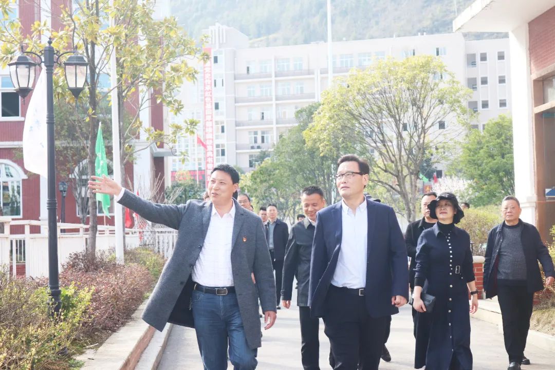 石柱县委书记张华、县长郭小萍等一行来我校考察