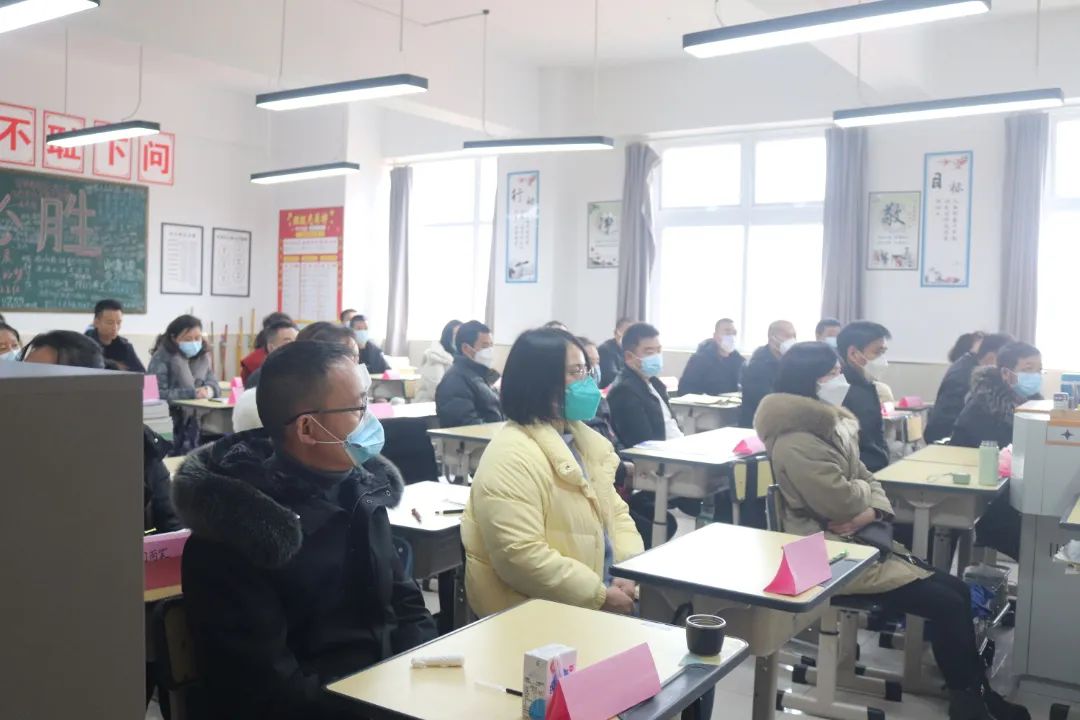 家校共育| 我校初中部举行家长会 家校共育| 我校初中部举行家长会