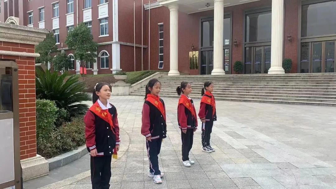 三月春风润童心 雷锋精神伴我行 三月春风润童心 雷锋精神伴我行