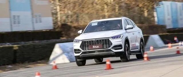 比H6轴距更长！比亚迪宋PLUS燃油版开起来如何？试驾之后告诉你答案