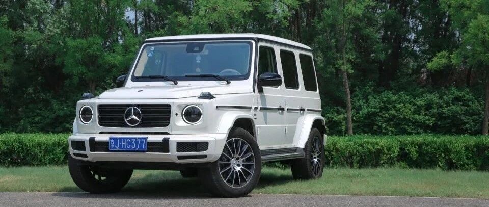 直男开着奔驰G级路遇美女，为何却让女孩嗤之以鼻？