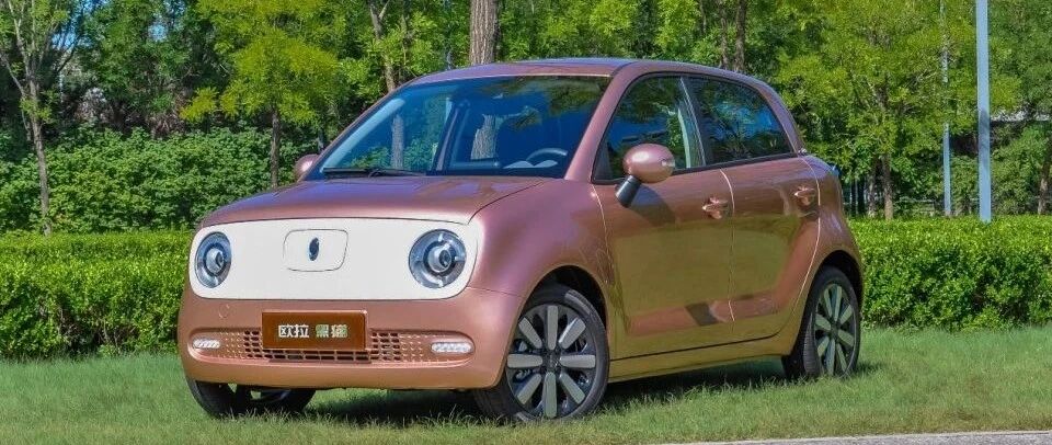 7万的电动车都能刷抖音了？有智的哪吒V和有颜的欧拉黑猫怎么选？