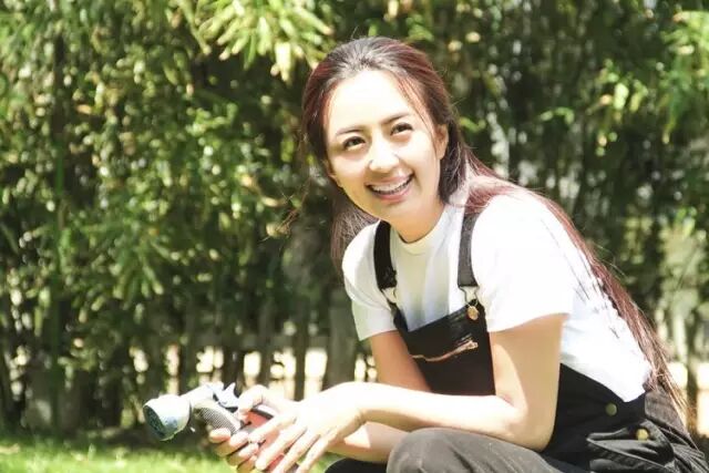 她曾是央视最美主持，茹素10余年，如今年近50依然美如少女！-图片1