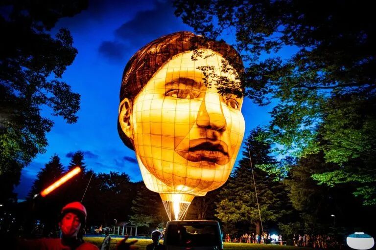 东京上空惊现大型人头气球这是什么阴间创意