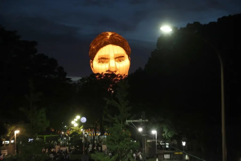 东京上空惊现大型人头气球这是什么阴间创意