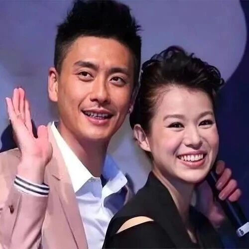 胡杏儿天塌了!曝她老公夜店幽会美女,举止超亲密,手的位置抢眼