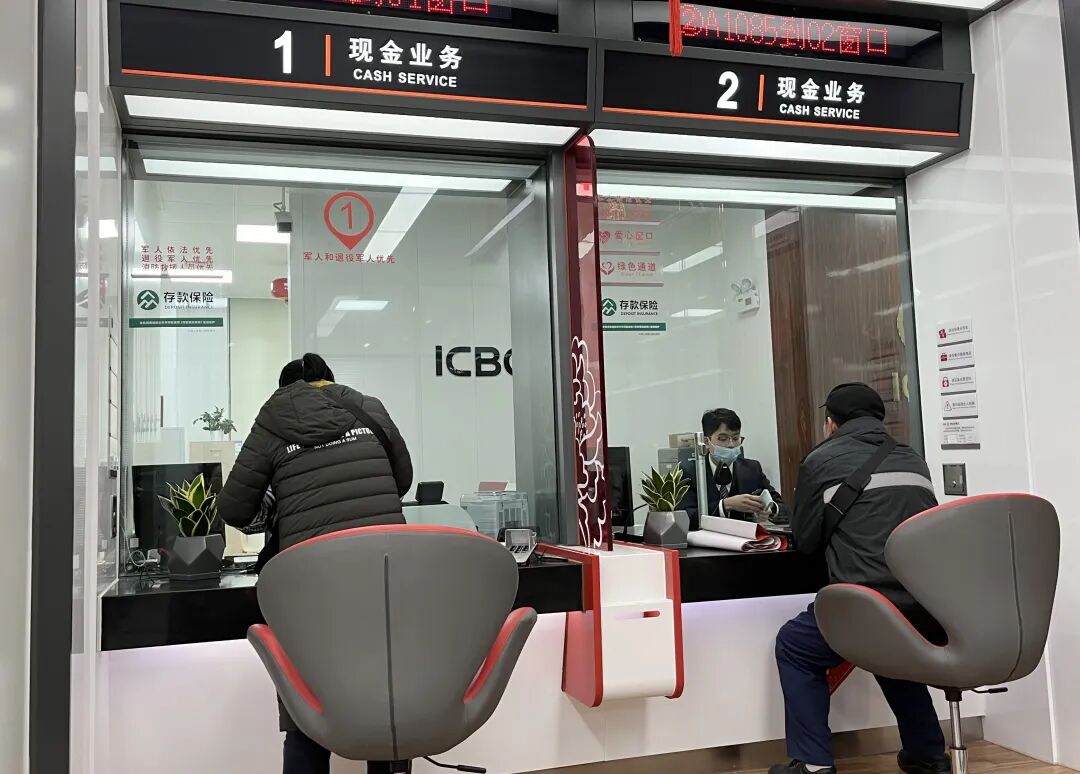 ，建议广大市民提前关注各银行的动态，以便第一时间办理兑换新钞业务。1月30日，市民正在银行办理兑换新