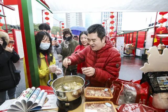 新民晚报高级记者晏秋秋现场盛赞广东年菜。