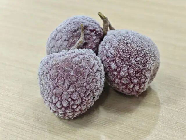 未解冻的冻眠荔枝。
