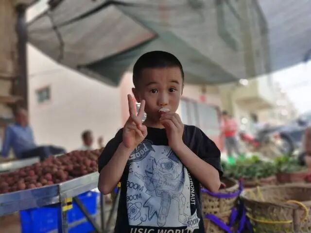 小朋友尝鲜首批雷岭荔枝。