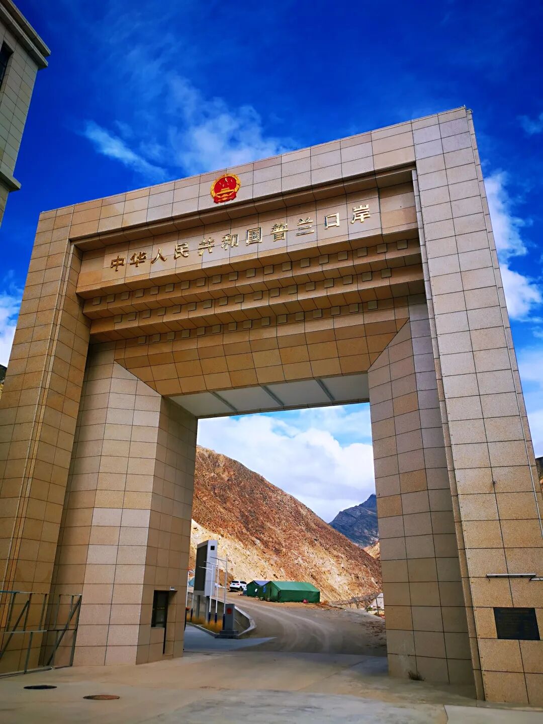 阿里普兰·普兰口岸(张剑摄)珠穆朗玛峰(龙小凤摄)然乌湖(应俊摄)