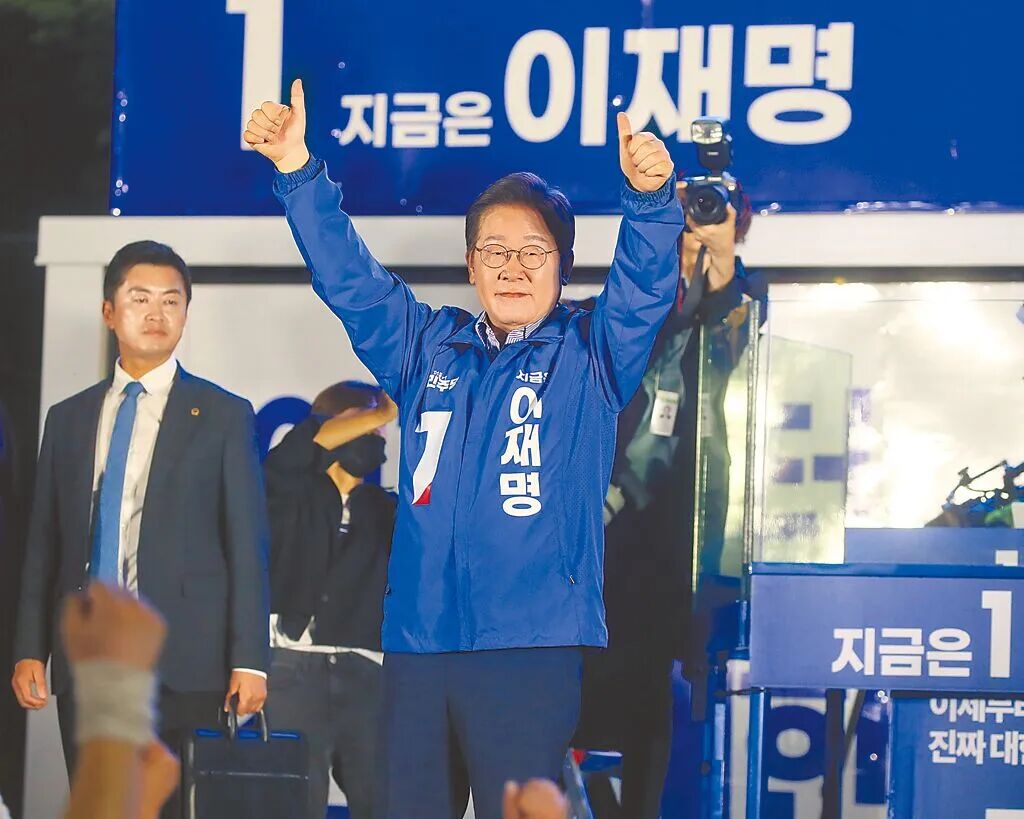 韩国总统选举3日进行投票，共同民主党总统候选人李在明2日在首尔汝矣岛举办选前之夜造势大会，李在明高举双手向民眾致意。（郑任南摄）