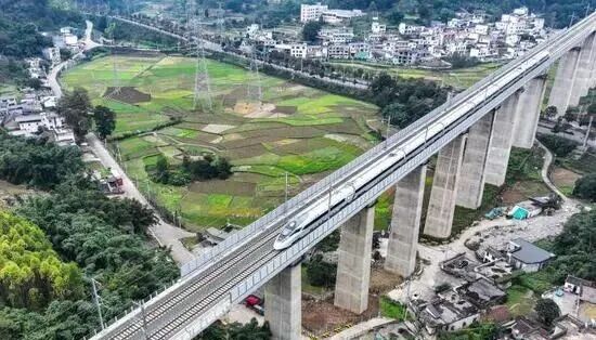 资料图：11月20日，贵州省兴义市，55933次运行试验列车行驶在盘兴高铁清水河镇特大桥上。(无人机照片) 中新社记者 瞿宏伦 摄