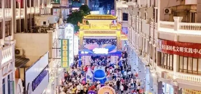 图为广西梧州市一街区吸引众多消费者购物。广西商务厅 供图