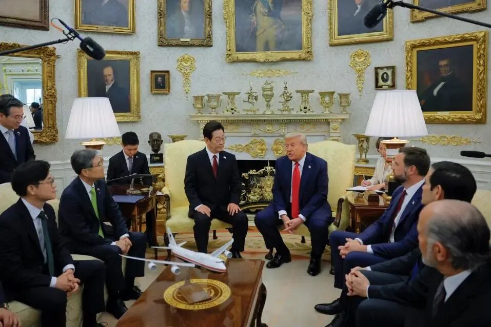 当地时间8月25日，韩国总统李在明到访白宫与美国总统特朗普会晤。图源：外媒