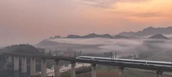 资料图：动车组列车行驶在沪昆高铁贵州省铜仁市境内。胡攀学 摄