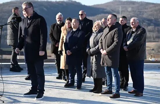 武契奇在现场发言《人民之声》