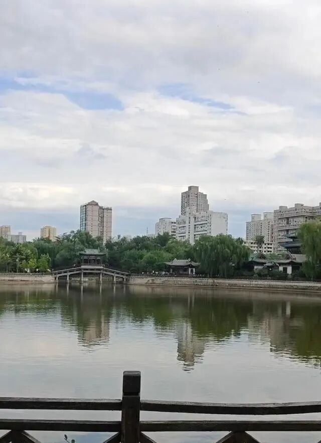 　　太原市迎泽公园（记者拍摄）