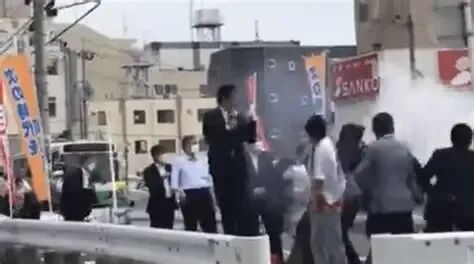 日本警察厅：安倍枪击嫌犯两次开枪间隔3秒，现场警官未按规定行动